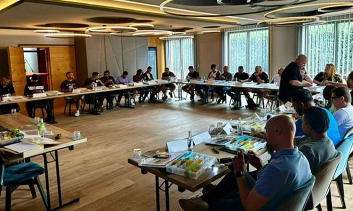 Schulung Teilnehmer mit dem Erste-Hilfe-Kit